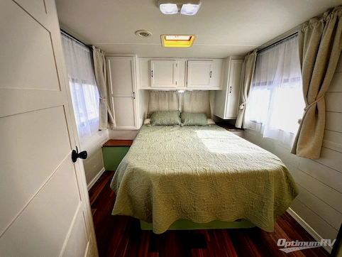 2014 Coachmen Freelander 28QB  Chevy 4500 RV Photo 4