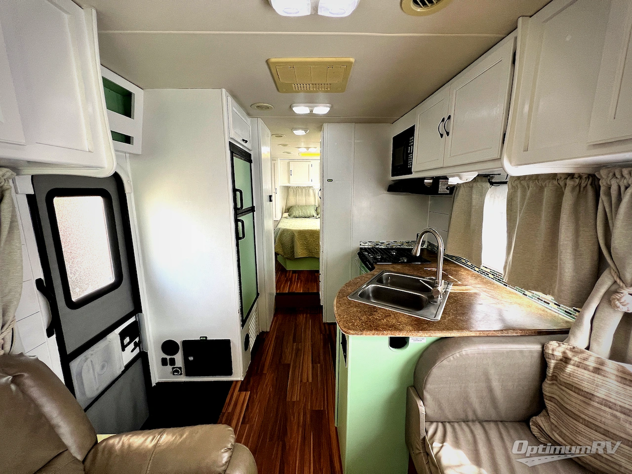 2014 Coachmen Freelander 28QB  Chevy 4500 Photo 5