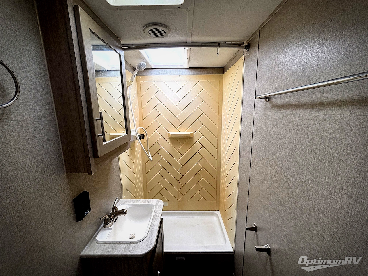 2022 Coachmen Catalina Legacy 303QBCK Photo 13