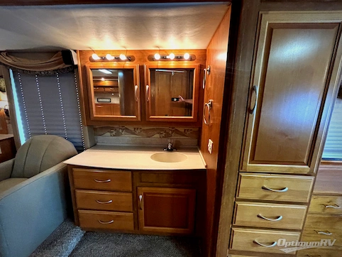 2006 Fleetwood Discovery 39V RV Photo 2