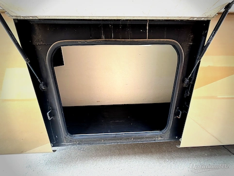 2006 Fleetwood Discovery 39V RV Photo 4