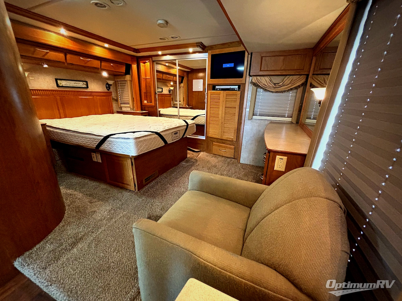 2006 Fleetwood Discovery 39V Photo 11