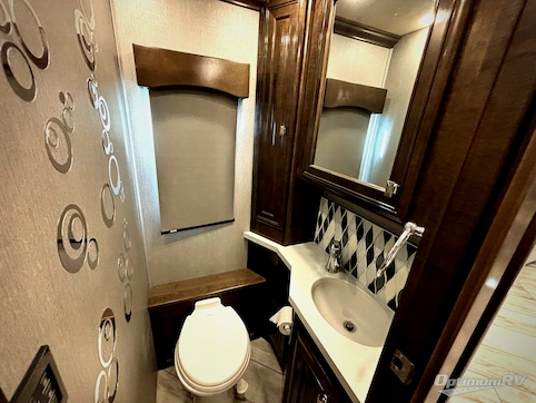 2021 Fleetwood Discovery LXE 44H RV Photo 3