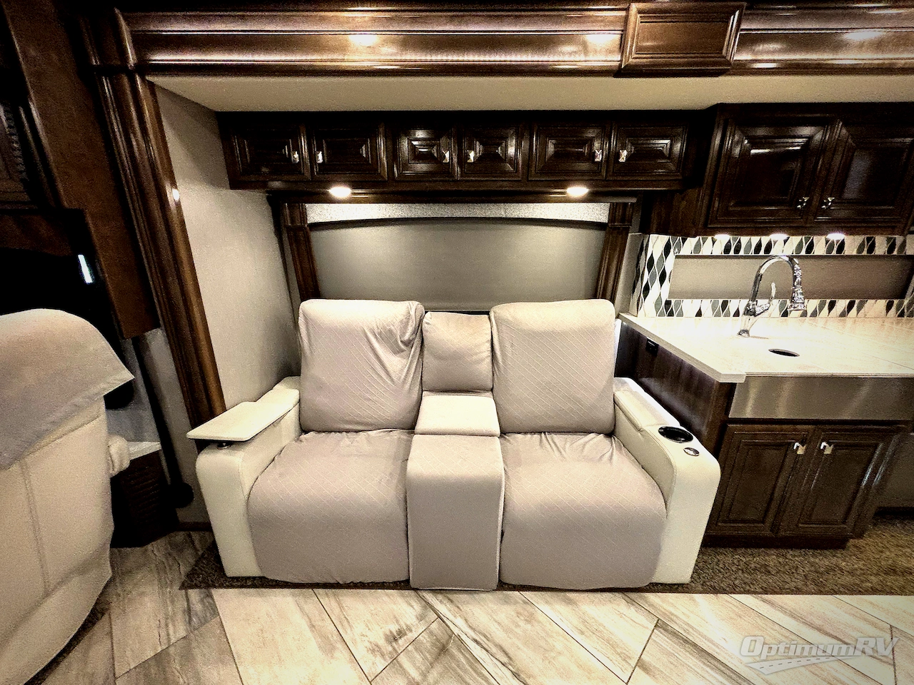 2021 Fleetwood Discovery LXE 44H Photo 13