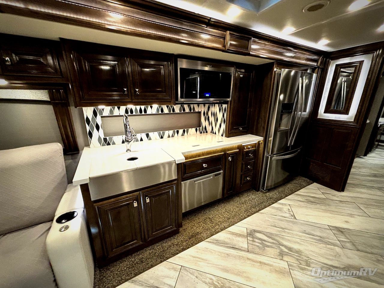 2021 Fleetwood Discovery LXE 44H Photo 14