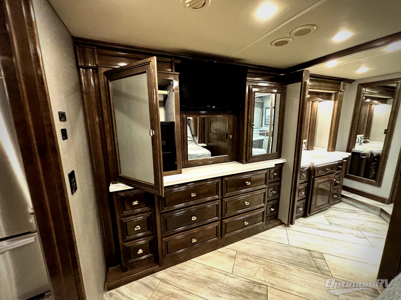 2021 Fleetwood Discovery LXE 44H Photo 18