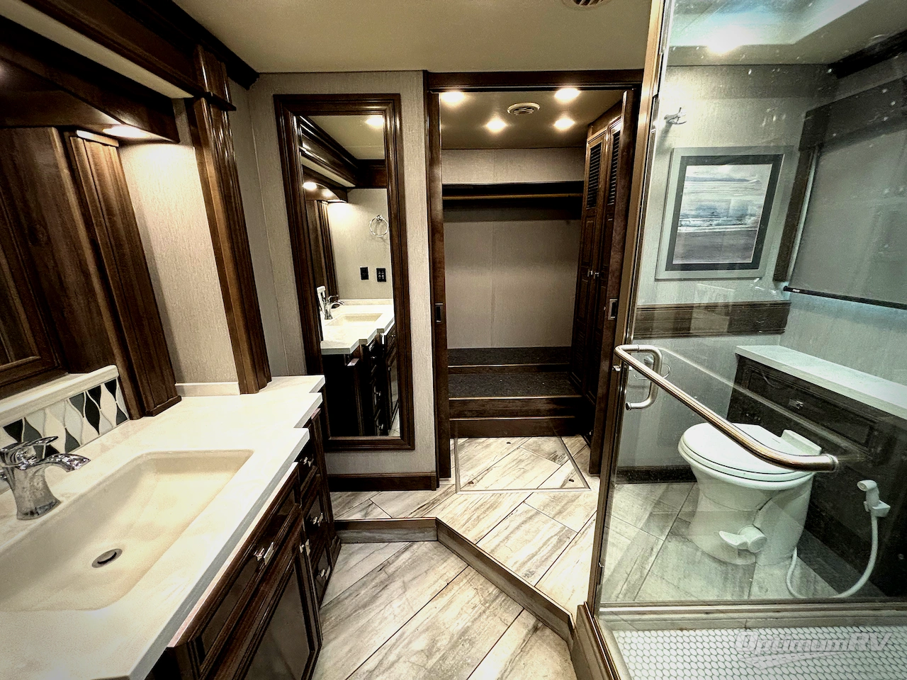 2021 Fleetwood Discovery LXE 44H Photo 19