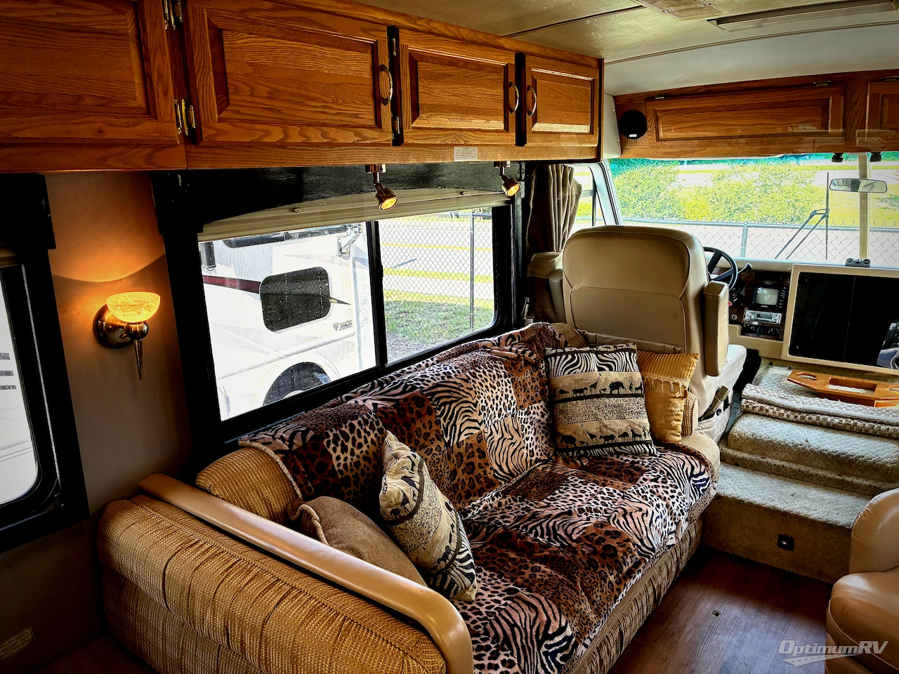 2004 Airstream Land Yacht 33 Photo 6