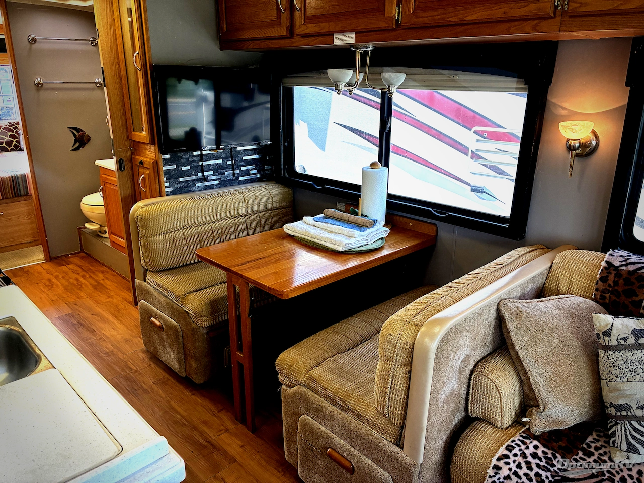 2004 Airstream Land Yacht 33 Photo 8