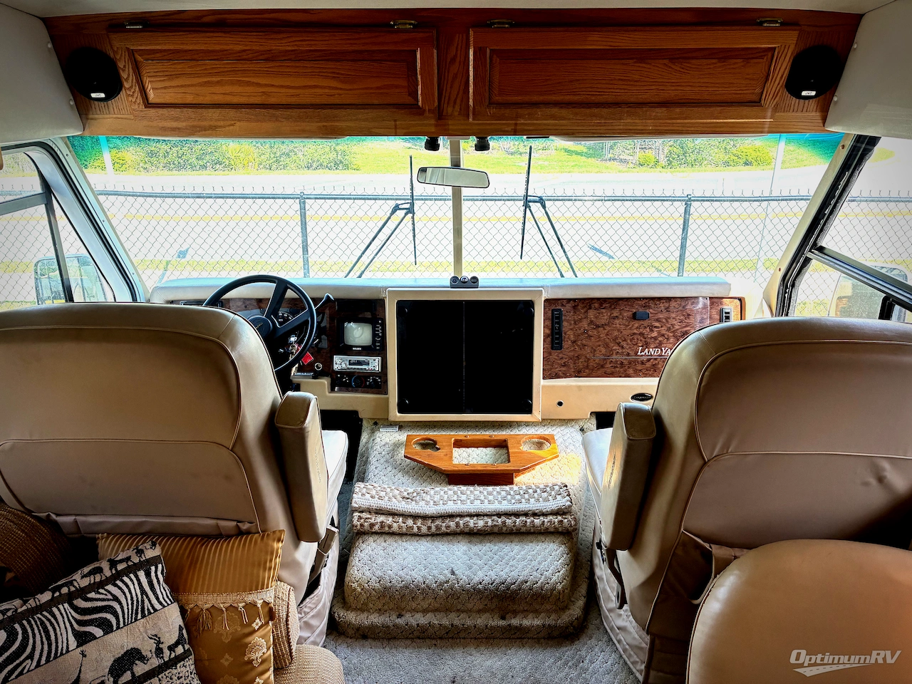 2004 Airstream Land Yacht 33 Photo 9