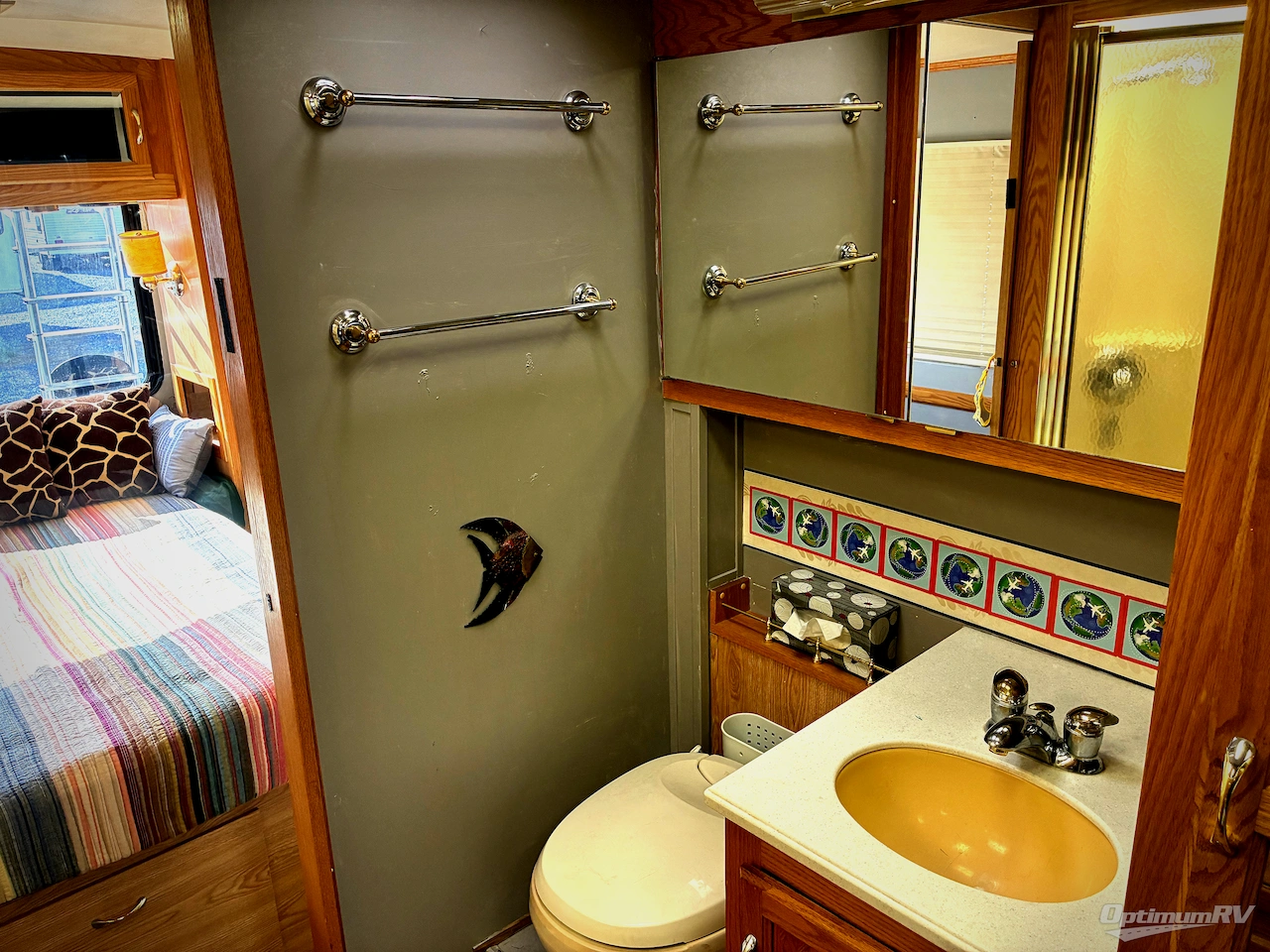 2004 Airstream Land Yacht 33 Photo 15