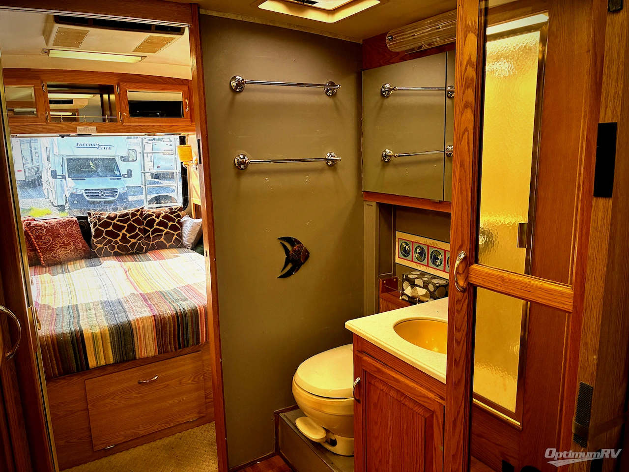 2004 Airstream Land Yacht 33 Photo 16