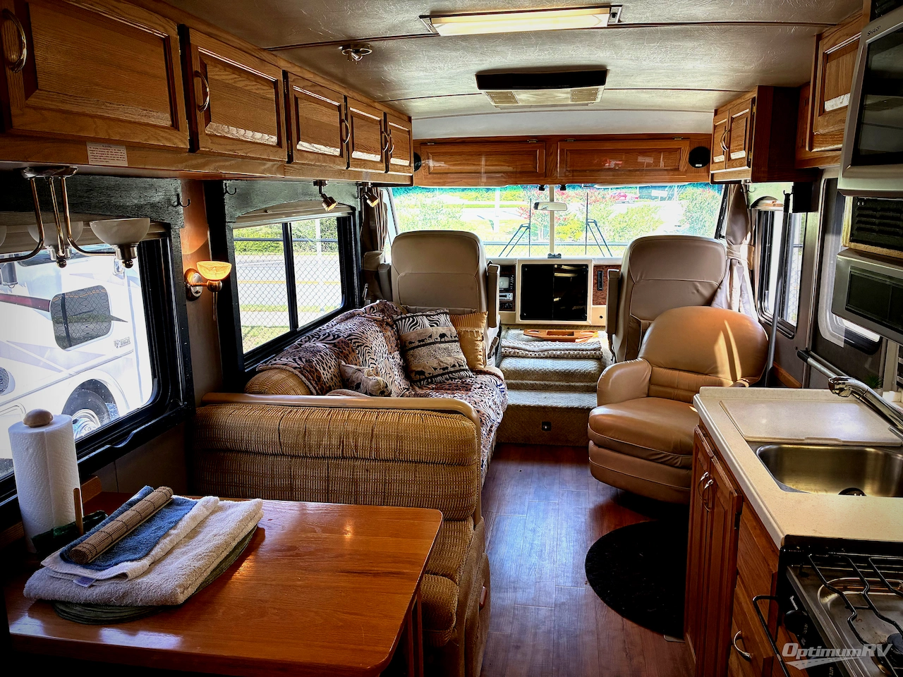2004 Airstream Land Yacht 33 Photo 5