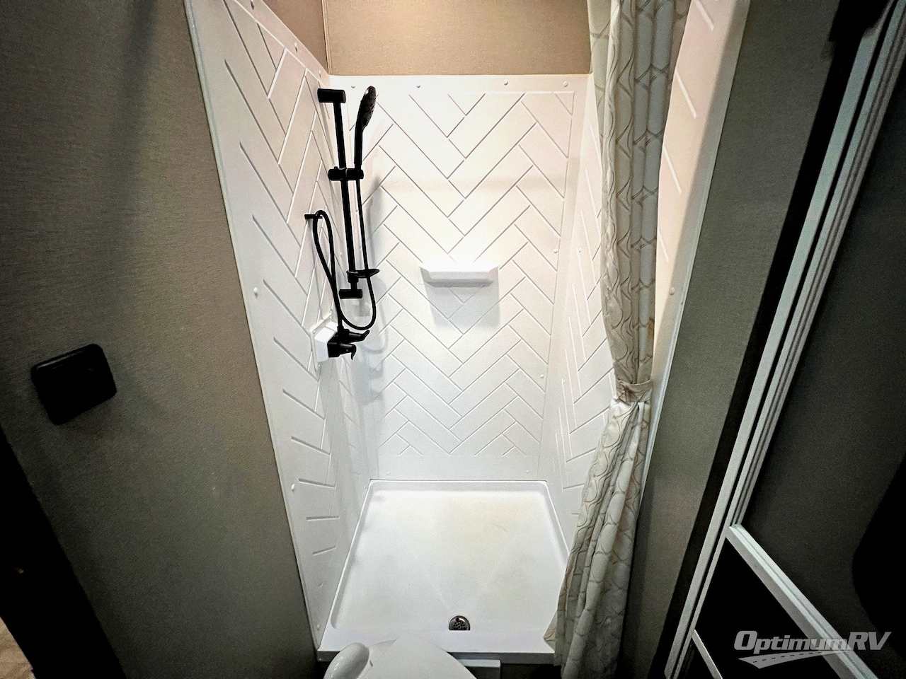 2022 Grand Design Solitude S-Class 3950BH Photo 17