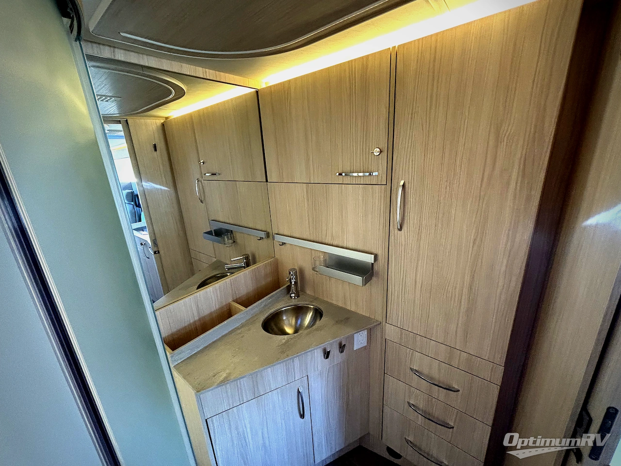 2024 Leisure Travel Unity U24MBL Photo 14