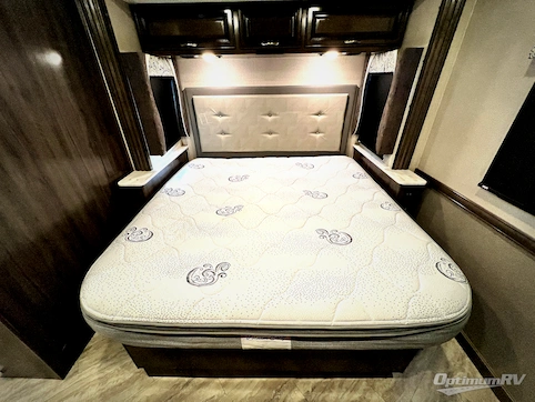 2020 Fleetwood Bounder 33C RV Photo 4