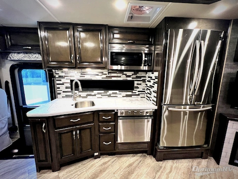 2020 Fleetwood Bounder 33C RV Photo 3