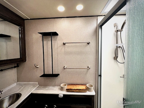 2020 Fleetwood Bounder 33C RV Photo 4