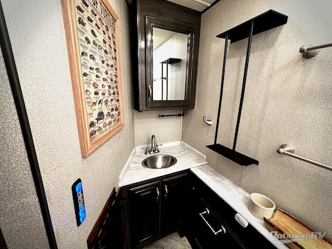 2020 Fleetwood Bounder 33C RV Photo 3
