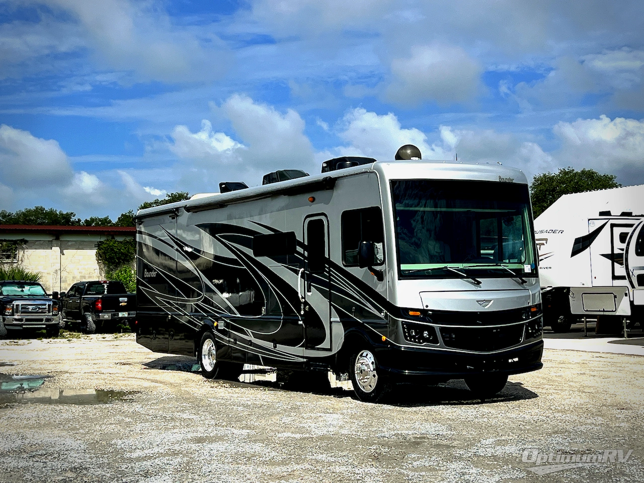 2020 Fleetwood Bounder 33C Photo 1