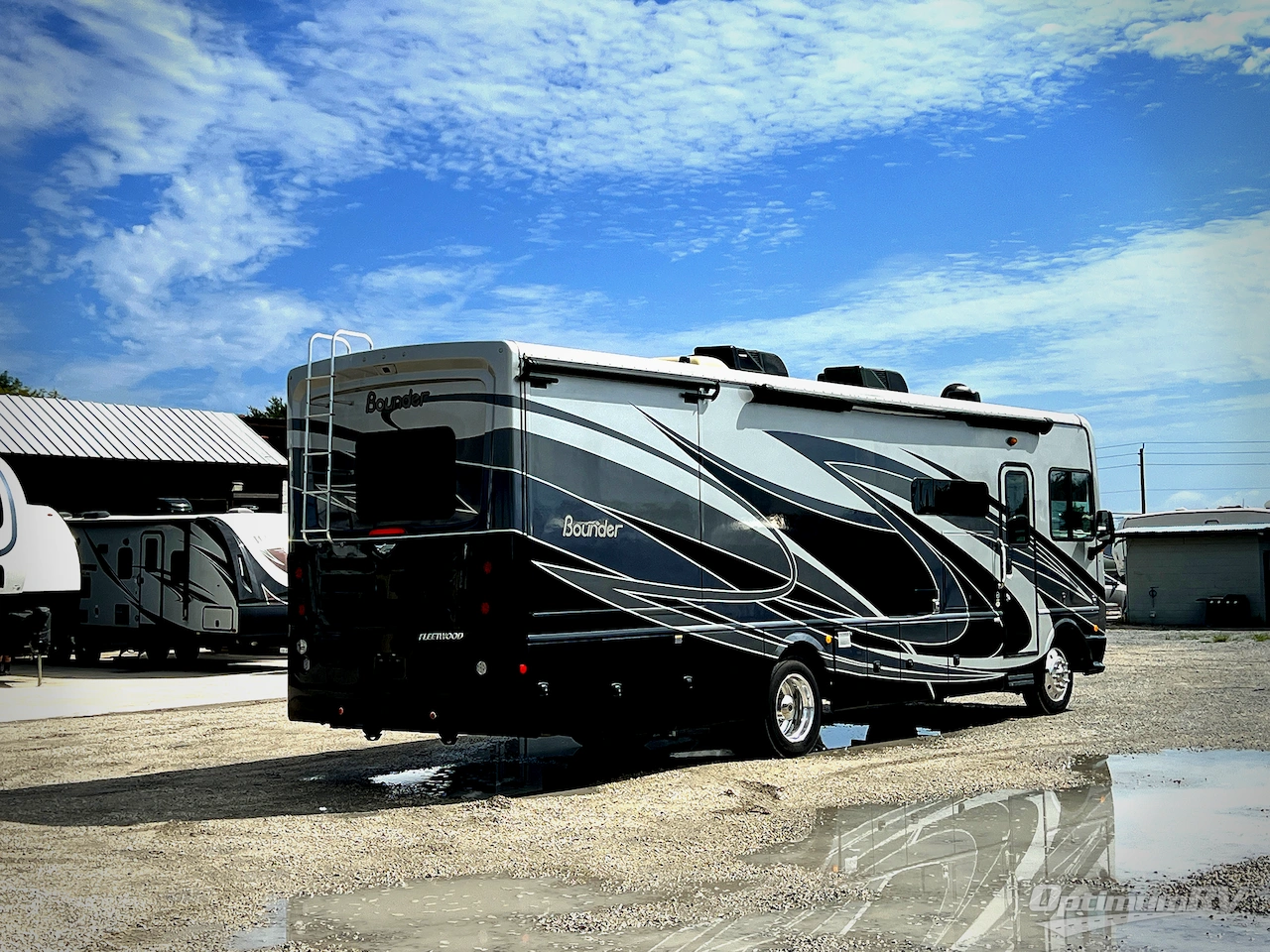 2020 Fleetwood Bounder 33C Photo 2