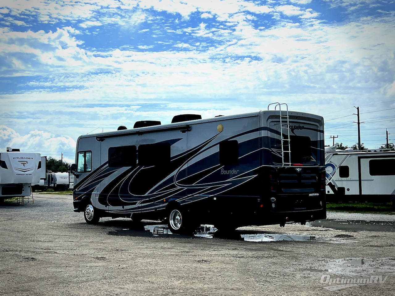 2020 Fleetwood Bounder 33C Photo 3