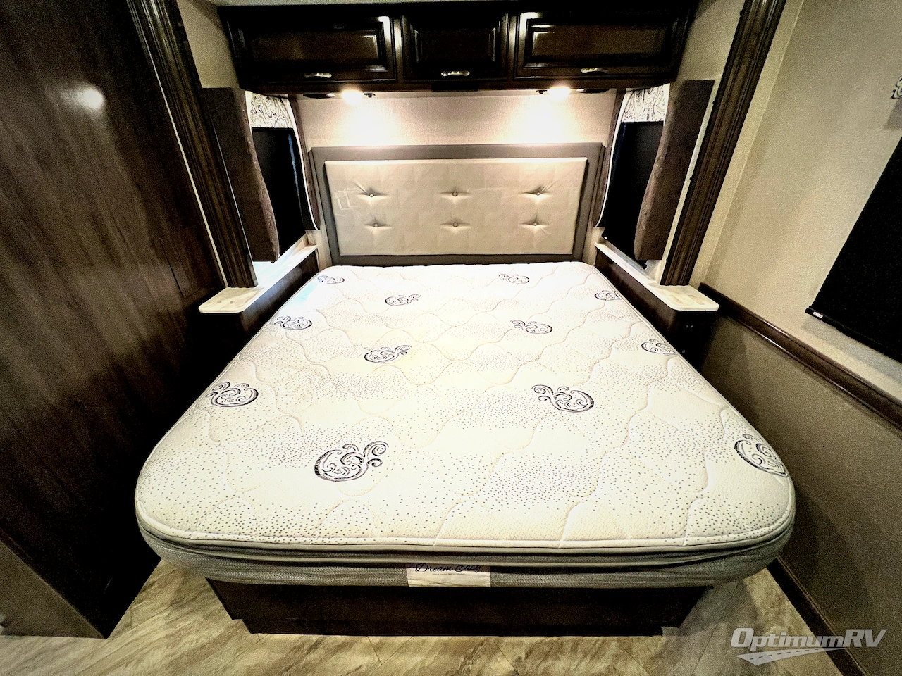 2020 Fleetwood Bounder 33C Photo 13
