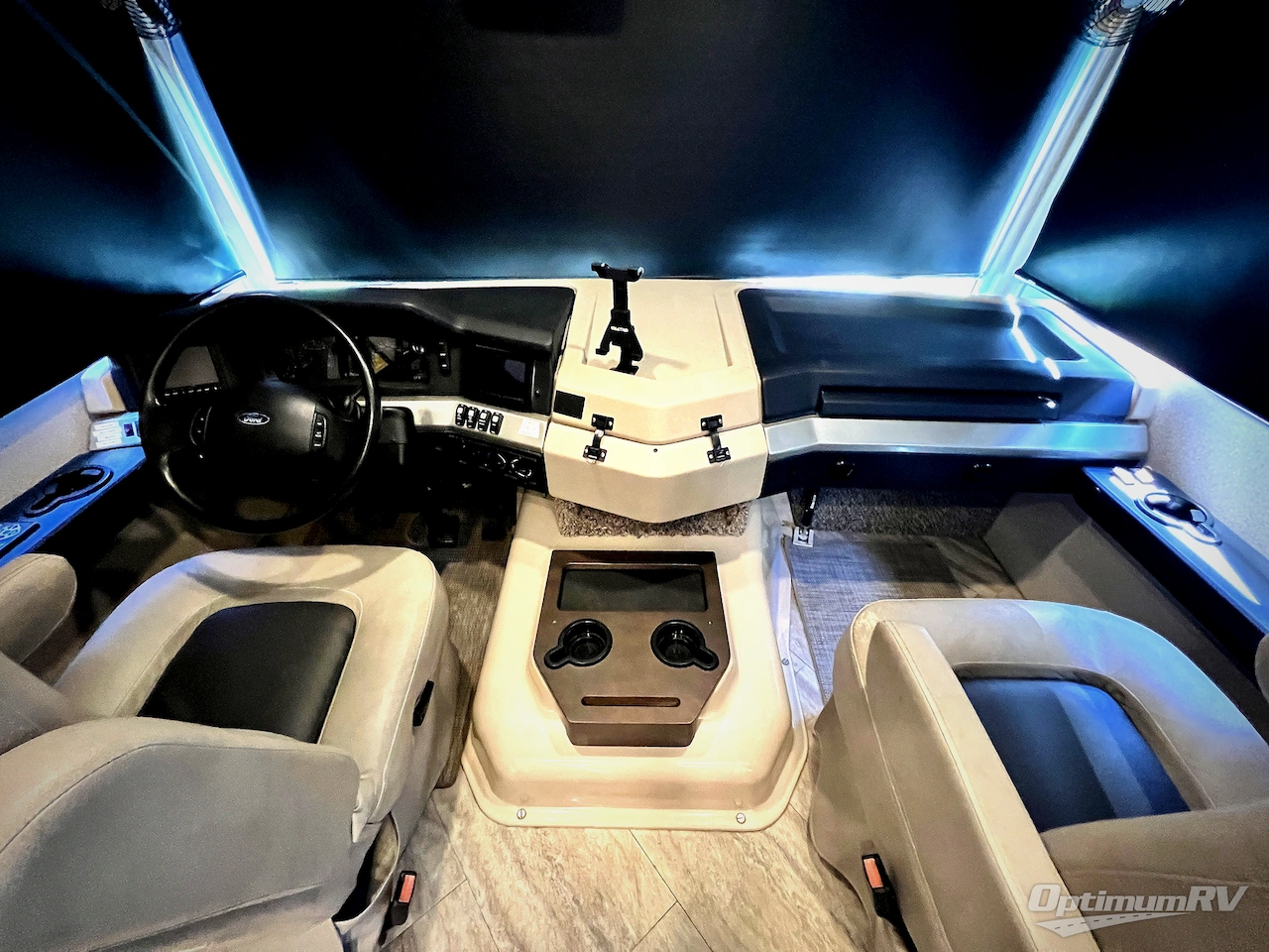 2020 Fleetwood Bounder 33C Photo 7