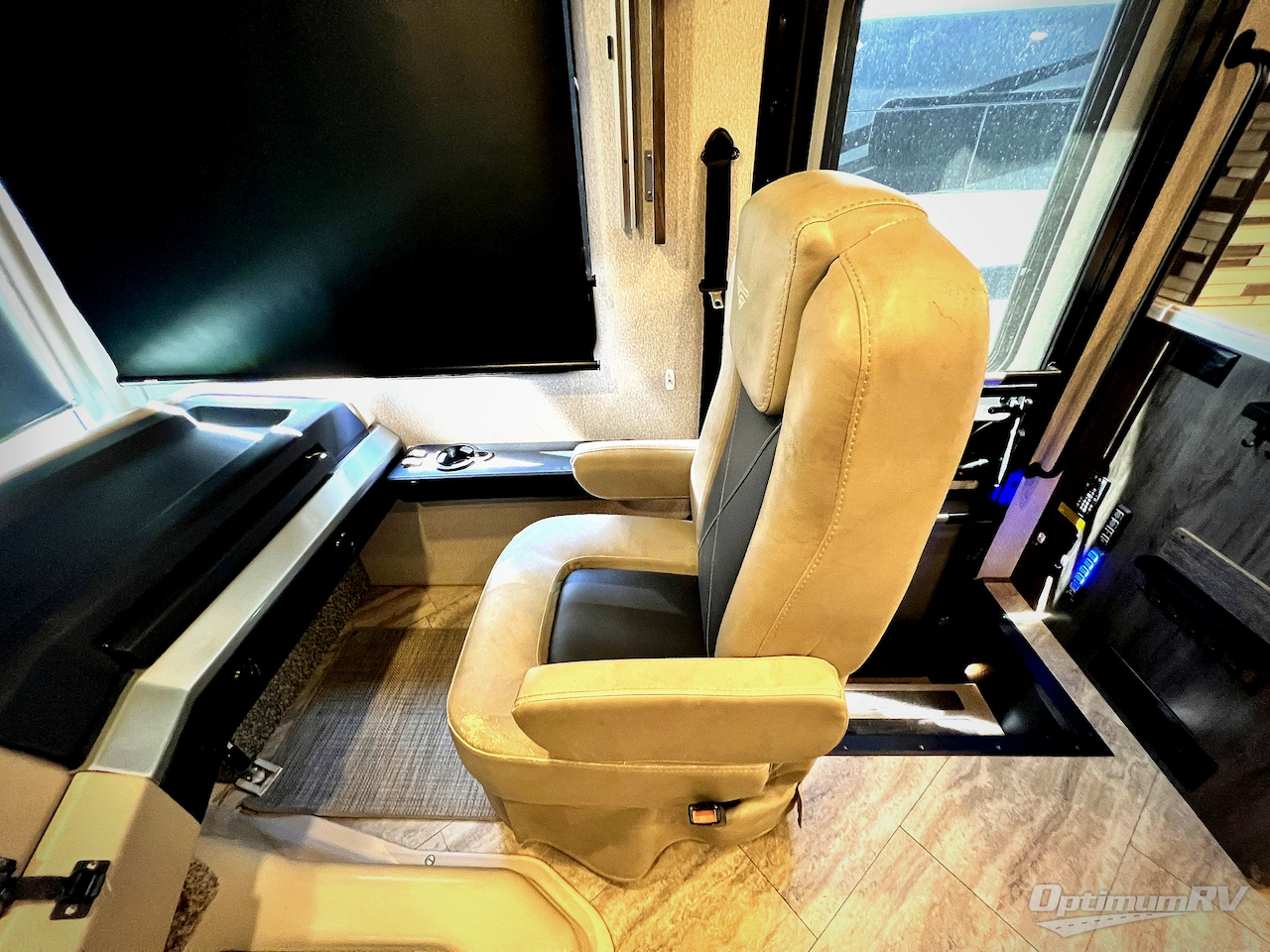 2020 Fleetwood Bounder 33C Photo 8