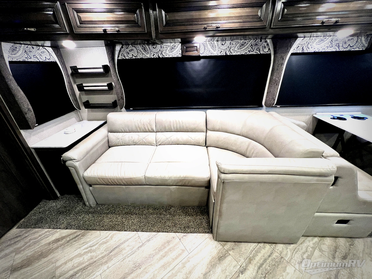 2020 Fleetwood Bounder 33C Photo 10