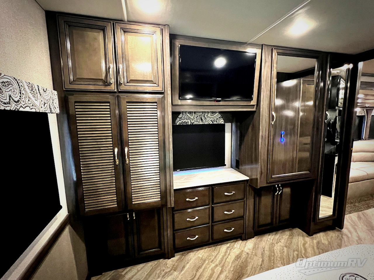2020 Fleetwood Bounder 33C Photo 17