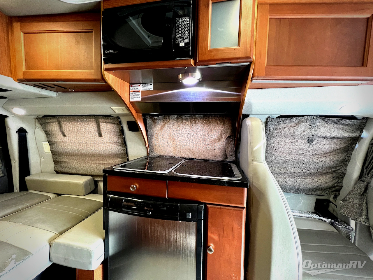 2016 Roadtrek Versatile 170 Photo 10