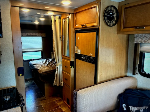 2017 Thor Vegas 25.3 RV Photo 4