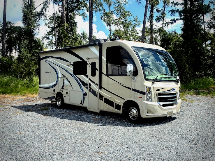 2017 Thor Vegas 25.3 RV Photo 1