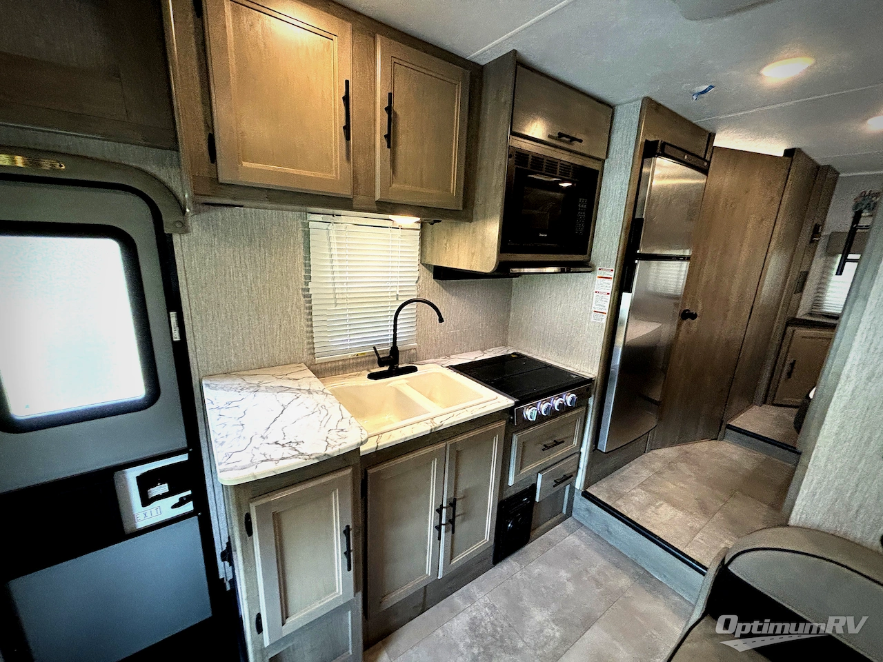 2021 Coachmen Freelander 21RS Chevy 4500 Photo 9