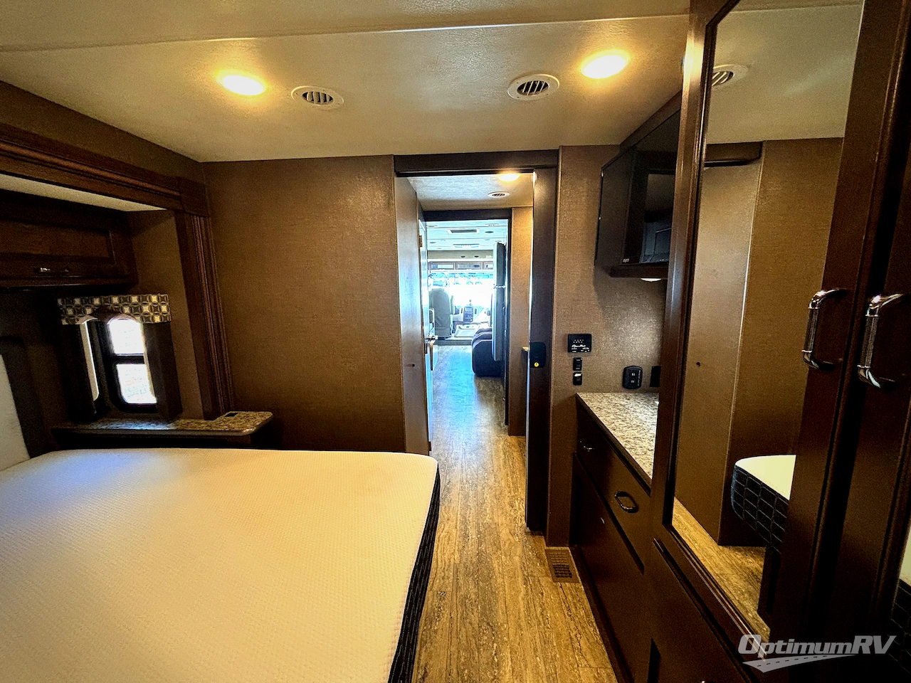 2018 Thor Hurricane 34P Photo 6