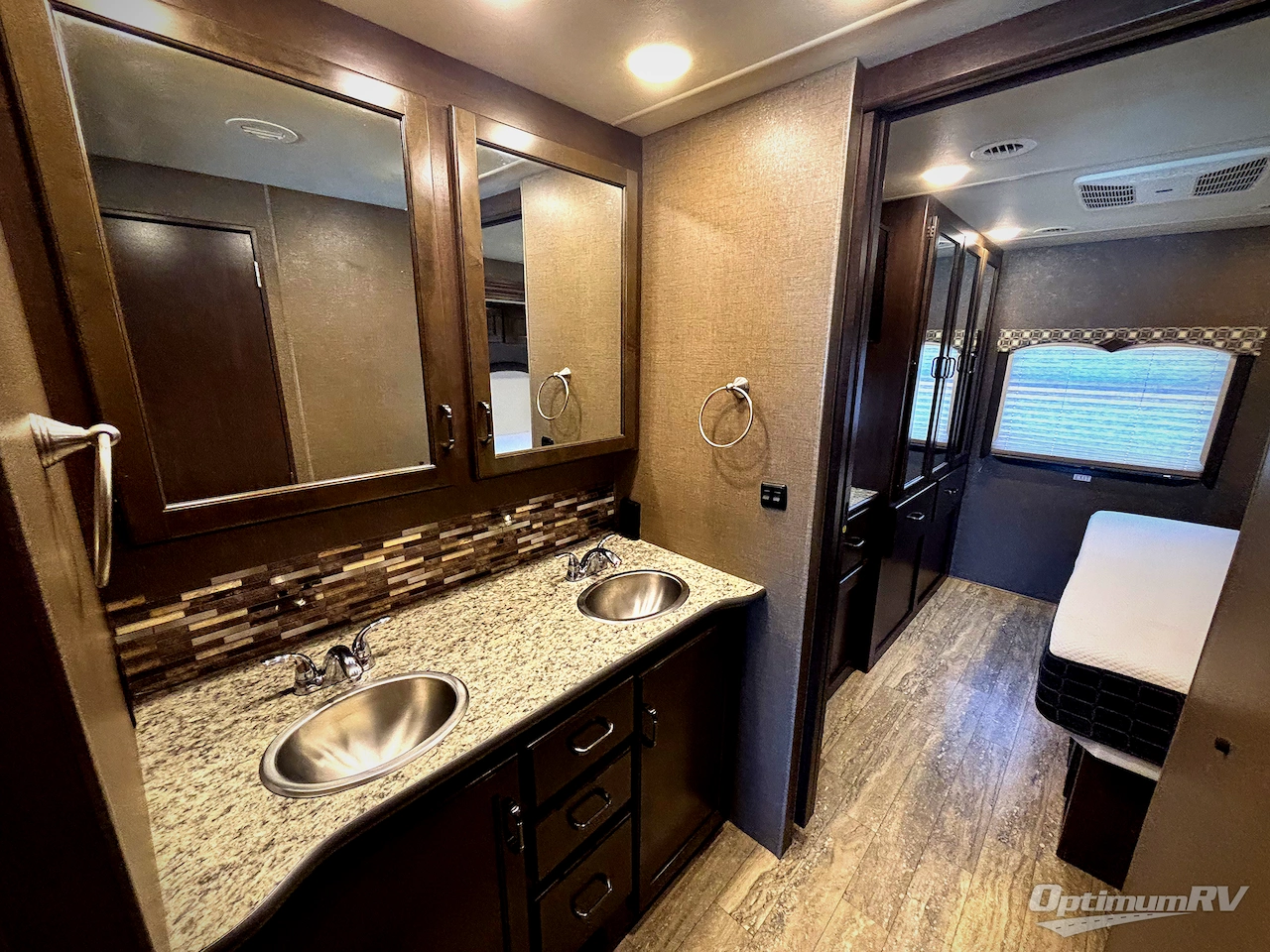 2018 Thor Hurricane 34P Photo 14