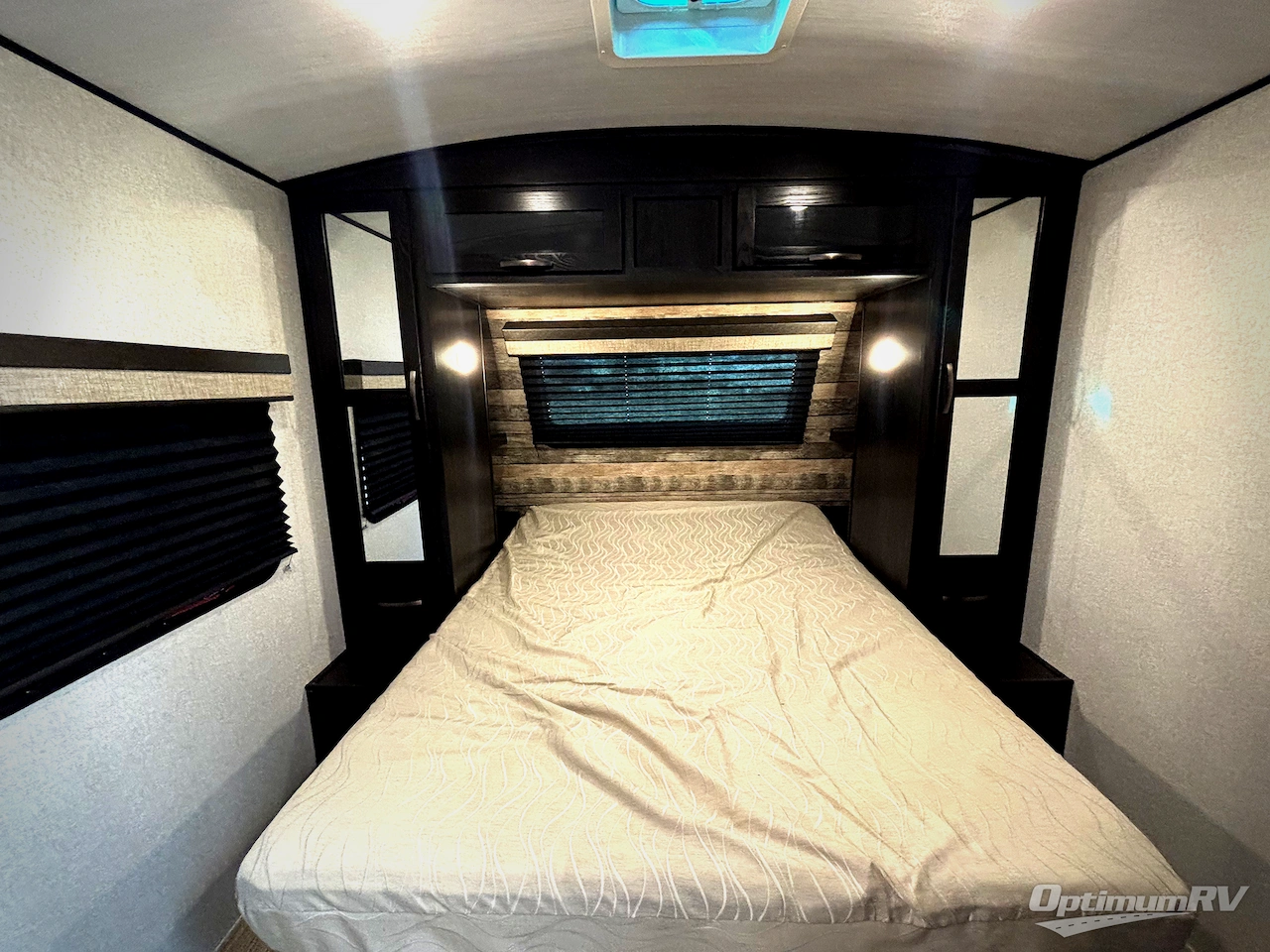 2021 Forest River Surveyor Luxury 266RLDS Photo 11