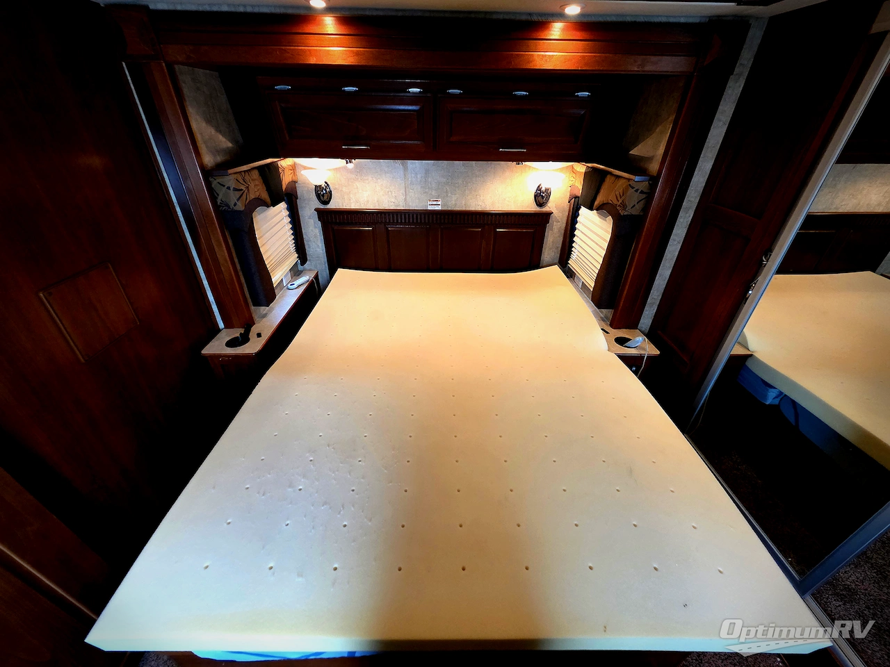 2008 Fleetwood Discovery 40X Photo 19