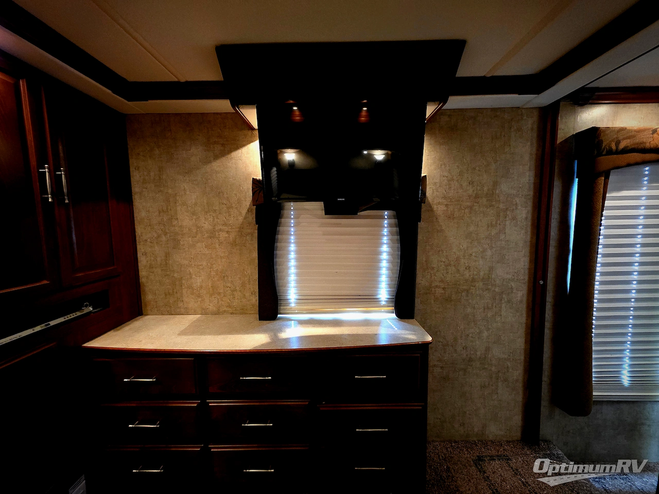 2008 Fleetwood Discovery 40X Photo 20