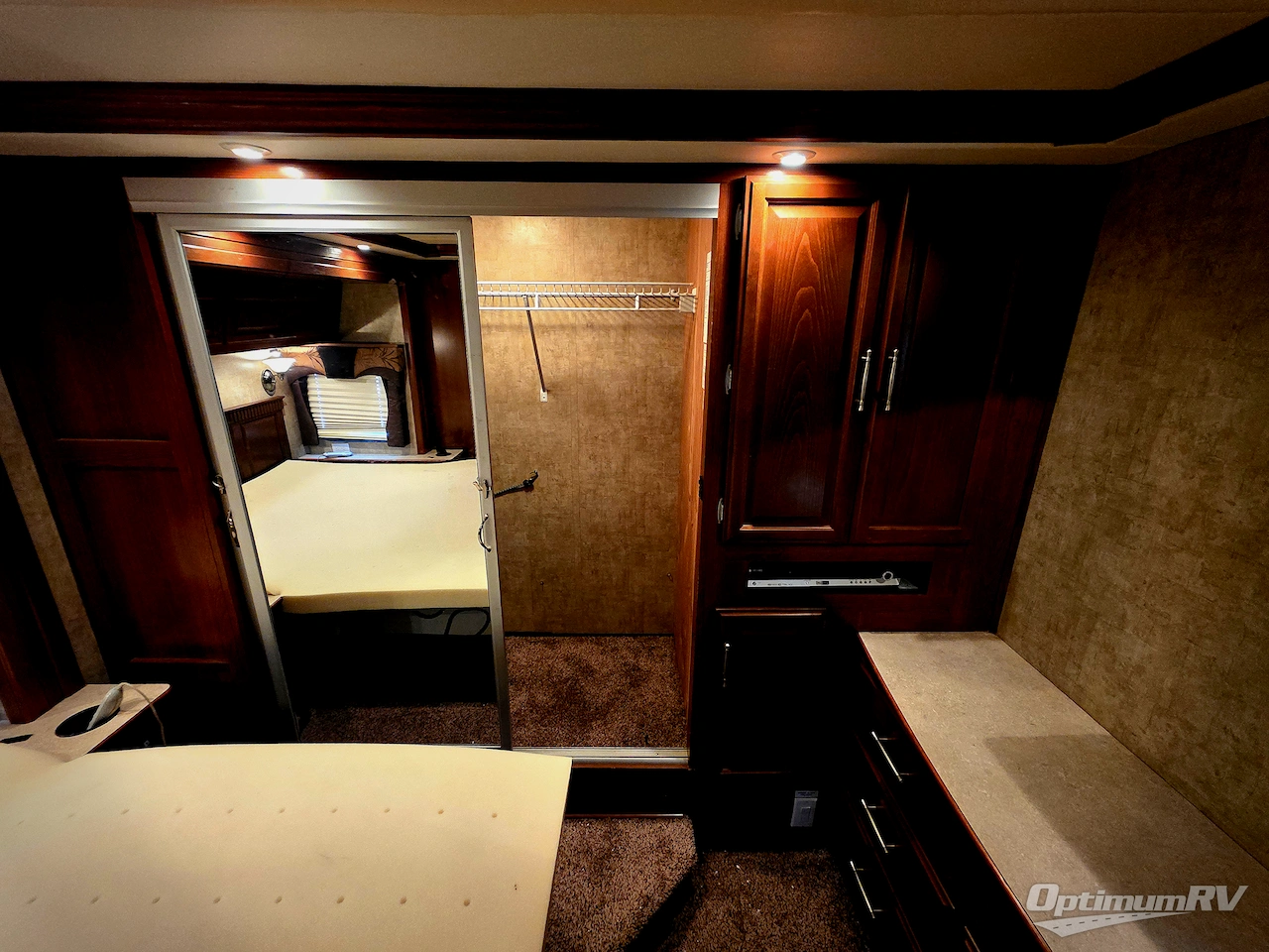 2008 Fleetwood Discovery 40X Photo 21