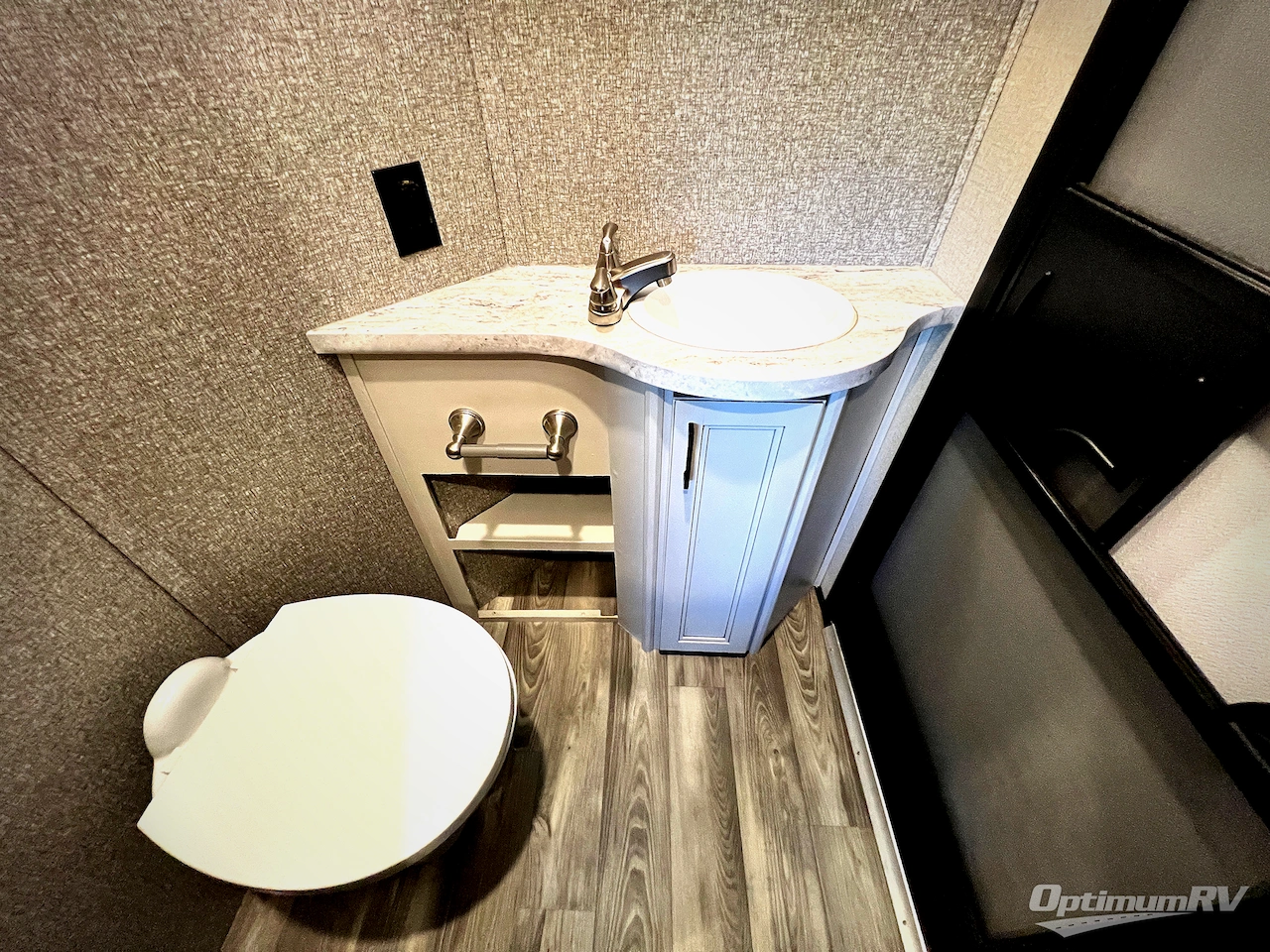 2022 Highland Ridge Roamer RF364BHS Photo 17