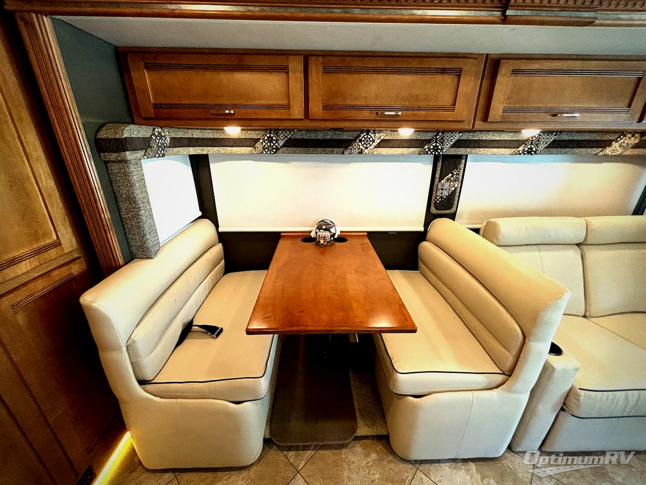 2017 Winnebago Forza 34T Photo 12
