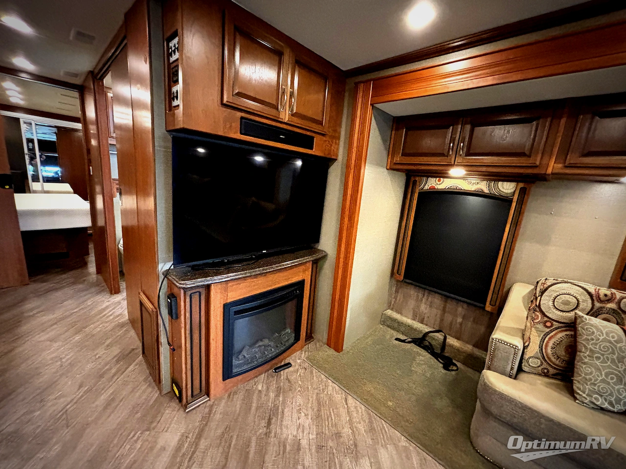 2017 Fleetwood Pace Arrow LXE 38F Photo 11