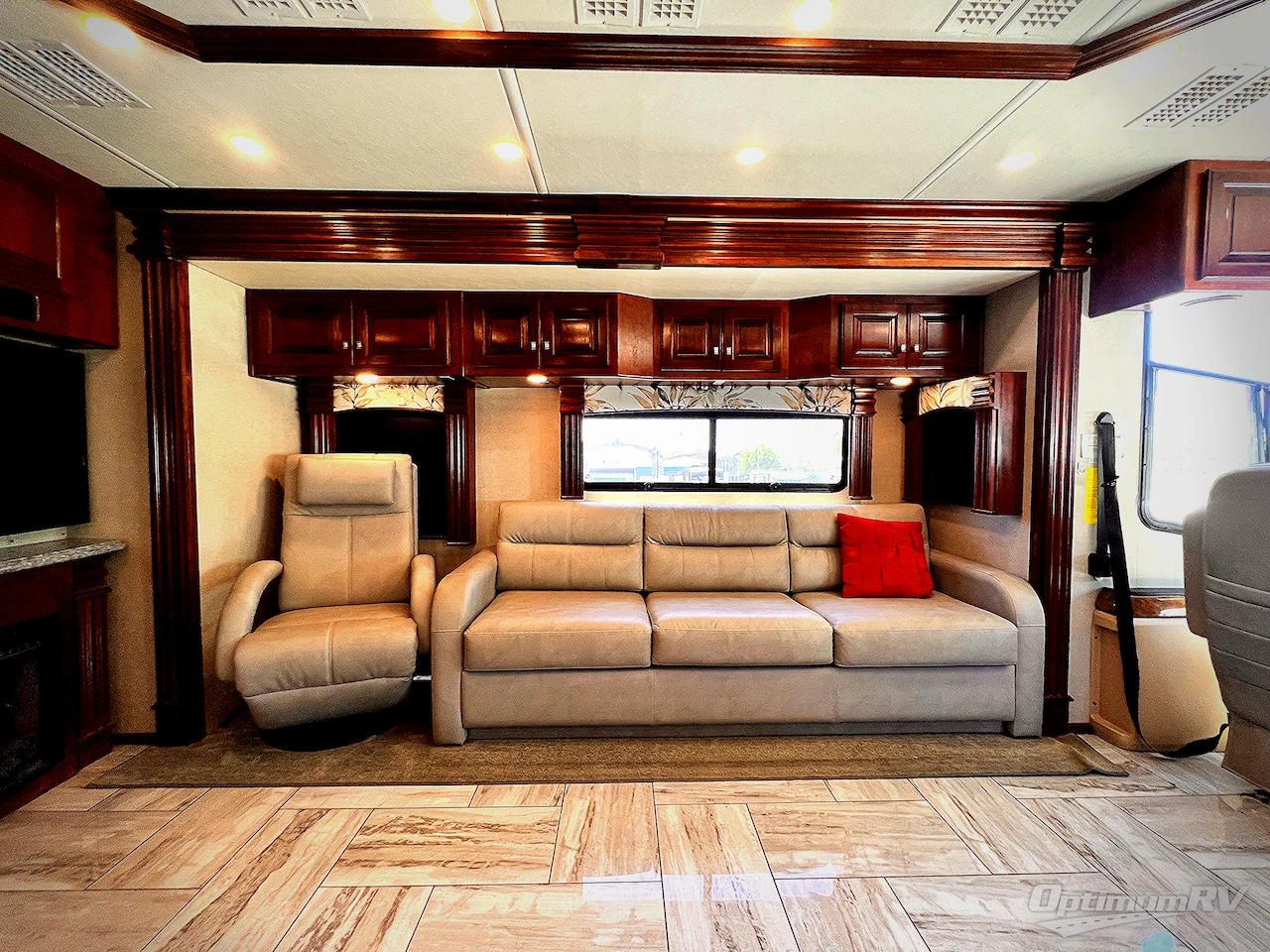 2017 Fleetwood Discovery 39F Photo 8