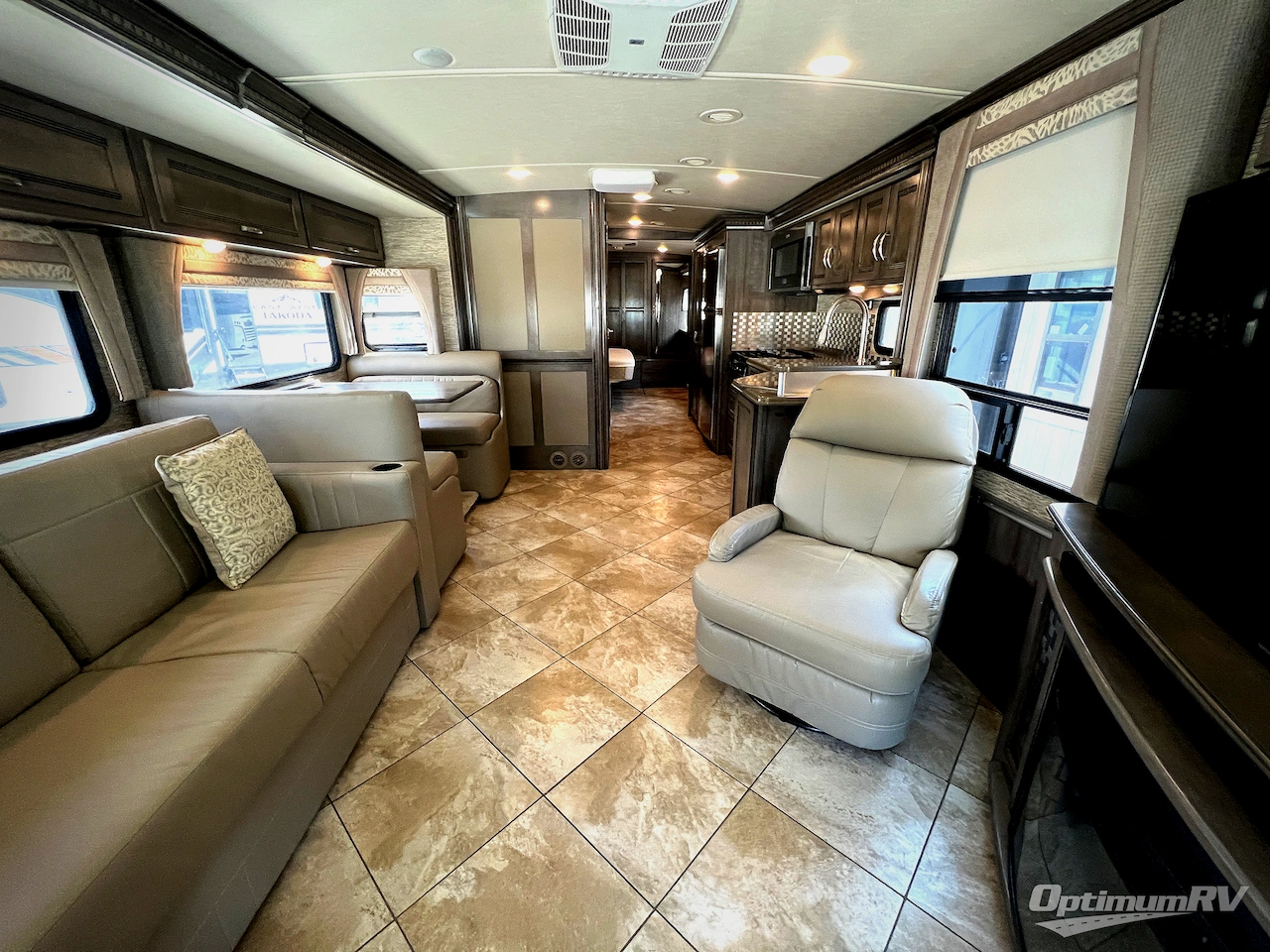 2019 Winnebago Forza 36G Photo 4