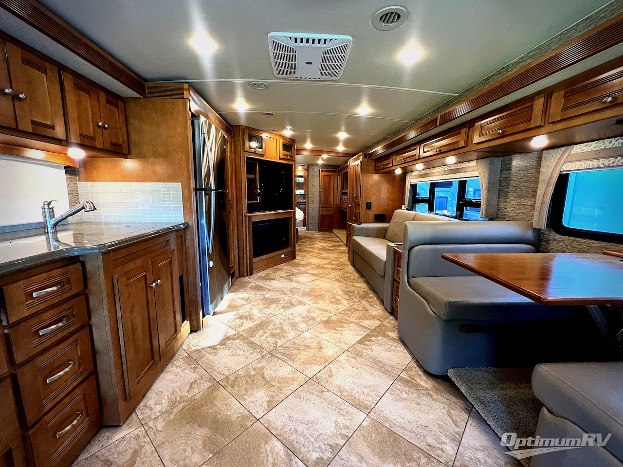 2019 Winnebago Forza 38F Photo 4