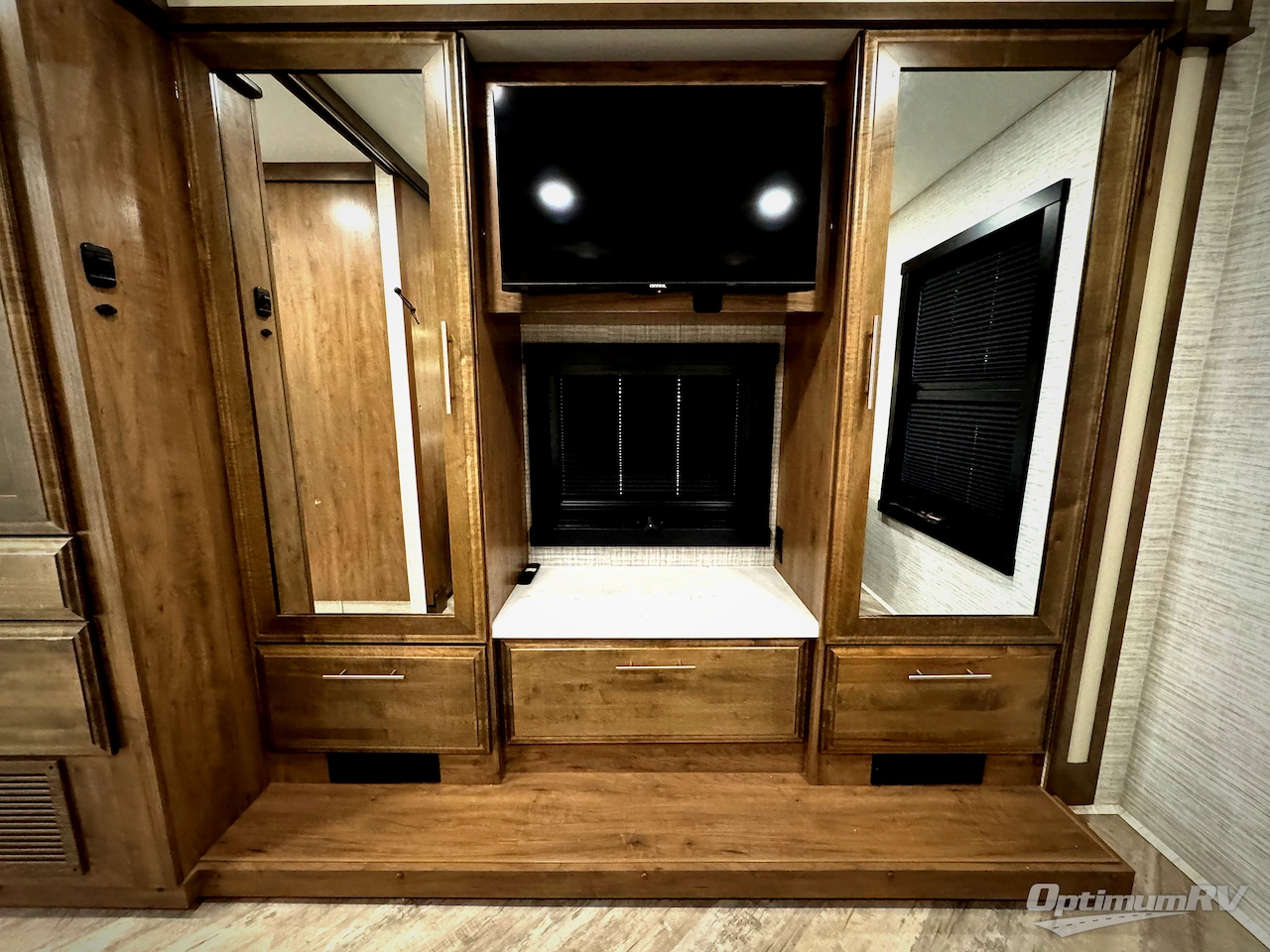 2025 Entegra Accolade 37M Photo 24