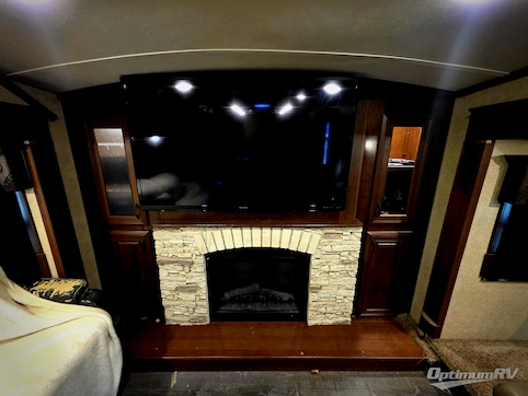 2015 Jayco Pinnacle 38FLSA RV Photo 2