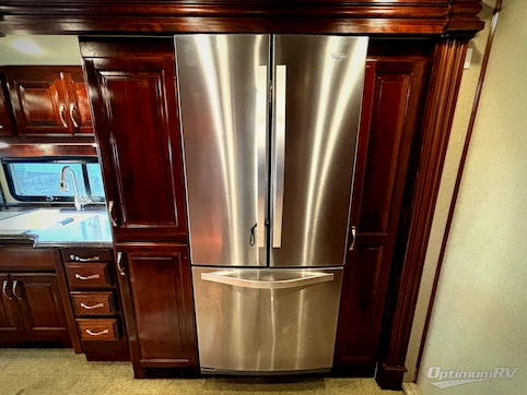 2017 Fleetwood Discovery 39F RV Photo 4